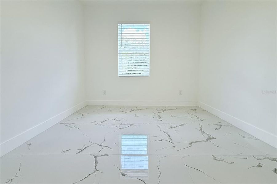 Spacious, unfurnished interior of a new home in , Tampa (Image 23).