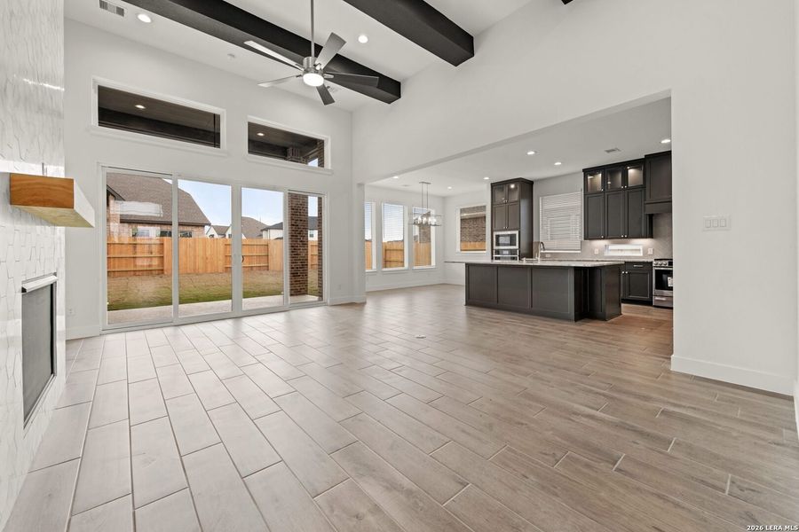 Spacious, unfurnished interior of a new home in Village at Three Oaks, Seguin (Image 7).