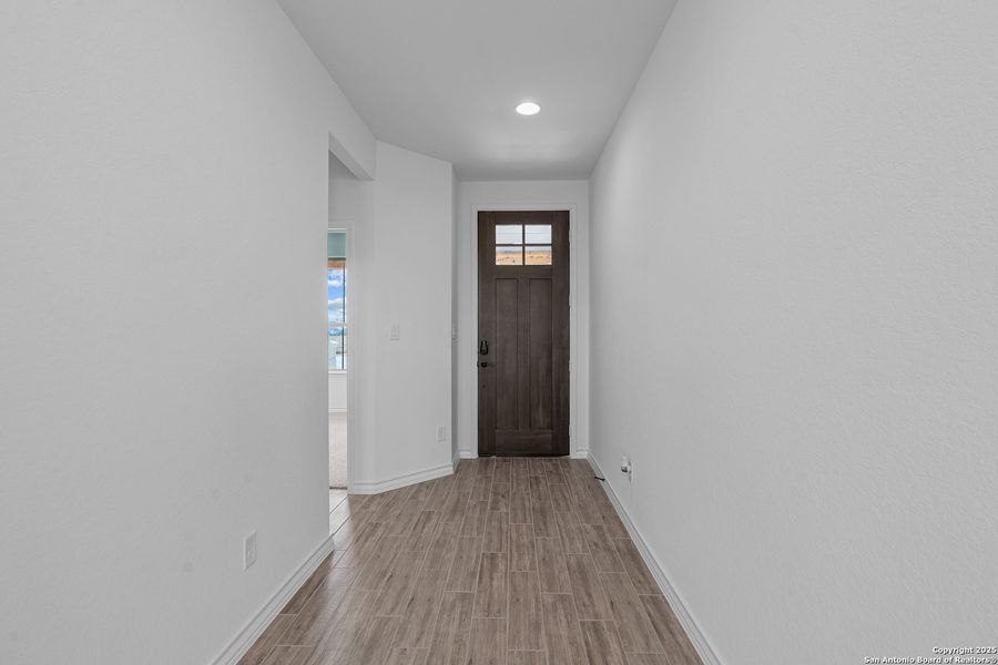 Spacious, unfurnished interior of a new home in Lily Springs, Seguin (Image 17).