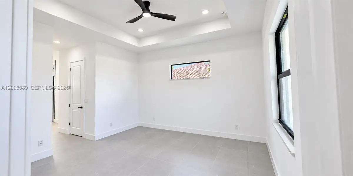 Spacious, unfurnished interior of a new home in , Cape Coral (Image 18).