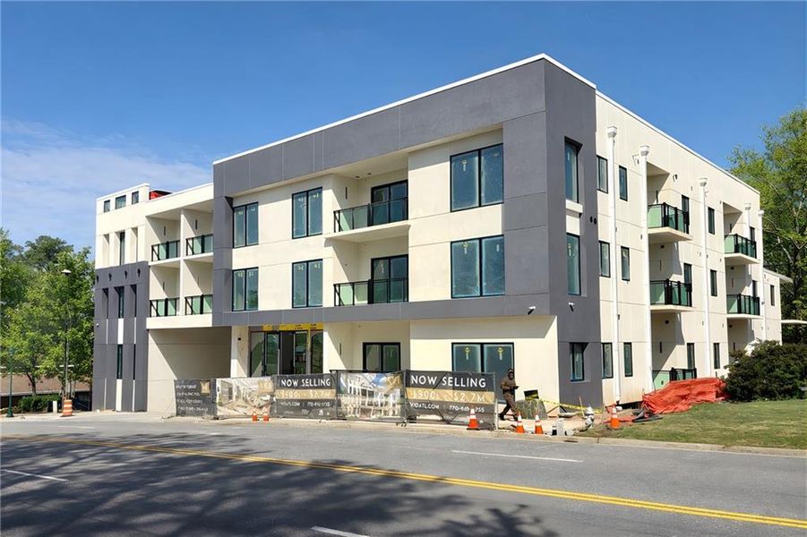 Condo located in Sandy Springs, GA showcasing its design and architecture (Image 3).