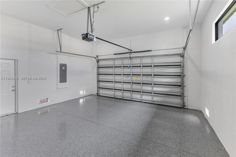 Spacious, unfurnished interior of a new home in , Cape Coral (Image 25).