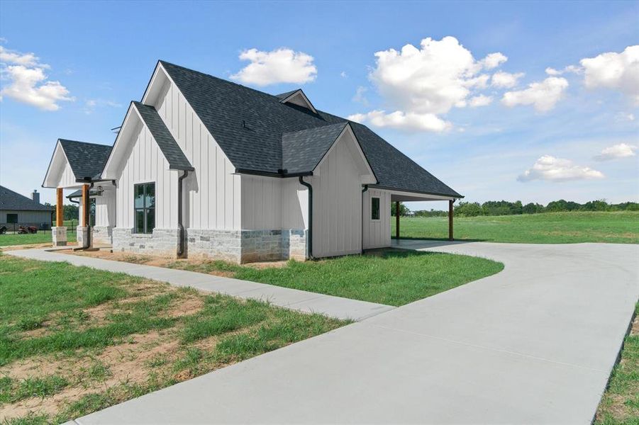 Front exterior of a new home in , Van, TX, highlighting curb appeal (Image 1).