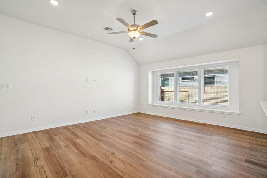 Spacious, unfurnished interior of a new home in Village at Three Oaks, Seguin (Image 14).