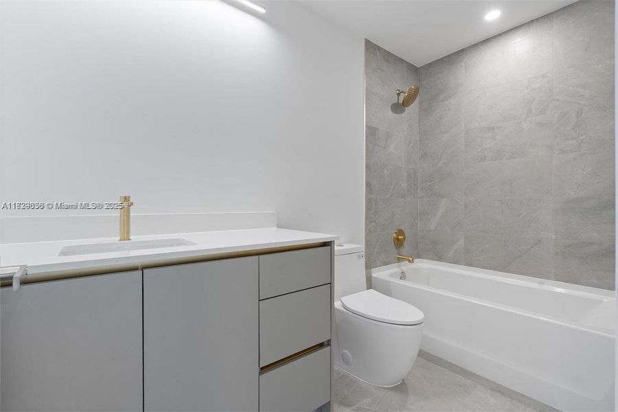 Furnished interior view inside a new home in , Coral Springs (Image 11).