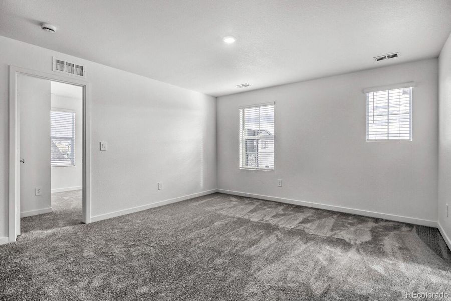 Spacious, unfurnished interior of a new home in Ledge Rock, Johnstown (Image 10).