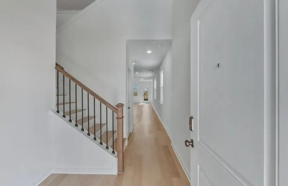 Spacious, unfurnished interior of a new home in Sunfield, Buda (Image 25).