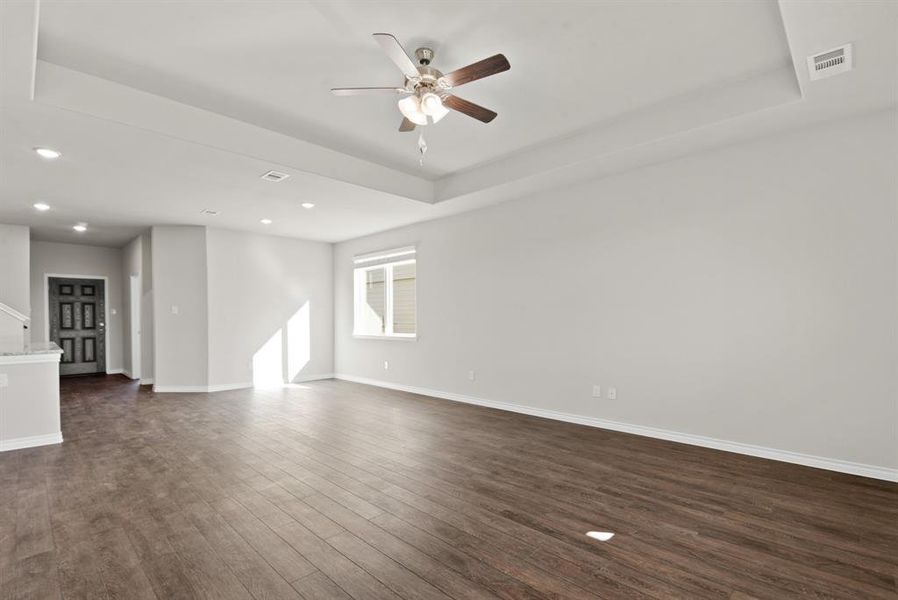 Spacious, unfurnished interior of a new home in Deer Creek, Crowley (Image 9).