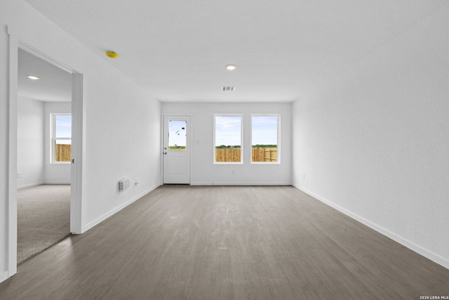 Spacious, unfurnished interior of a new home in Spring Grove, St. Hedwig (Image 7).