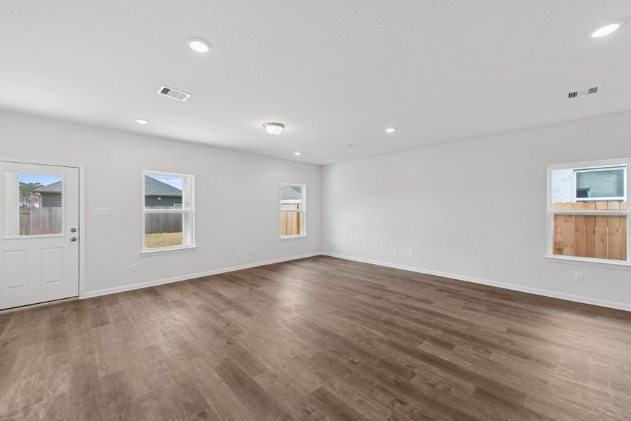 Spacious, unfurnished interior of a new home in Sierra Vista, Rosharon (Image 14).