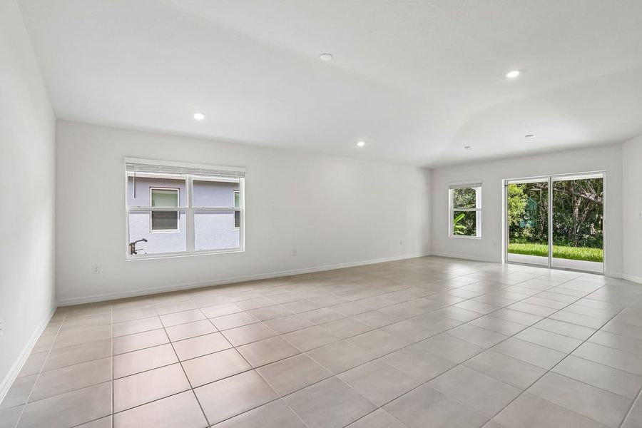 Spacious, unfurnished interior of a new home in Hilliard Ridge, Kissimmee (Image 13).