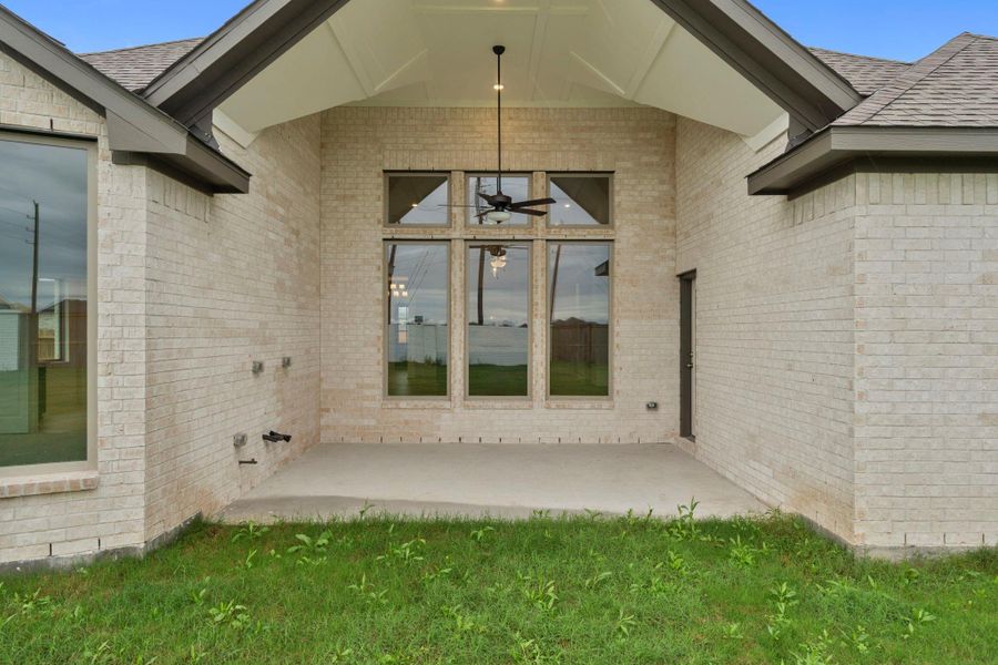 Exterior details and patio area of a home in Valencia, Manvel (Image 25).