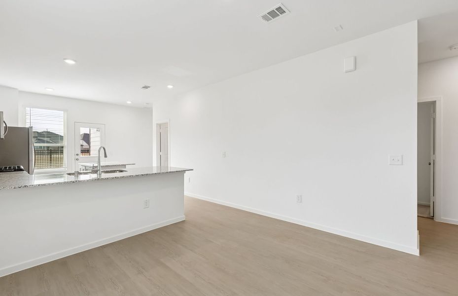 Spacious, unfurnished interior of a new home in Mavera, Conroe (Image 15).