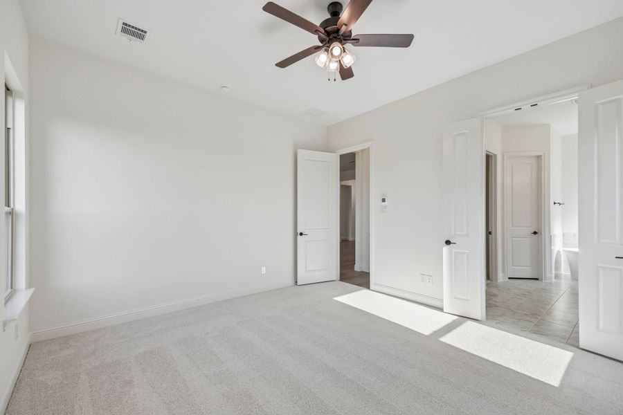 Spacious, unfurnished interior of a new home in Sheppard's Place, Waxahachie (Image 23). Spacious, unfurnished interior of a new home in Sheppard's Place, Waxahachie (Image 23).