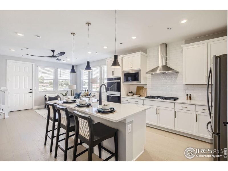 Island seating, with open concept layout! Island seating, with open concept layout!