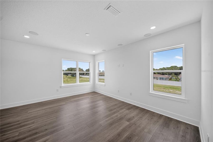 Spacious, unfurnished interior of a new home in Gracewater at Sarasota, Sarasota (Image 35).