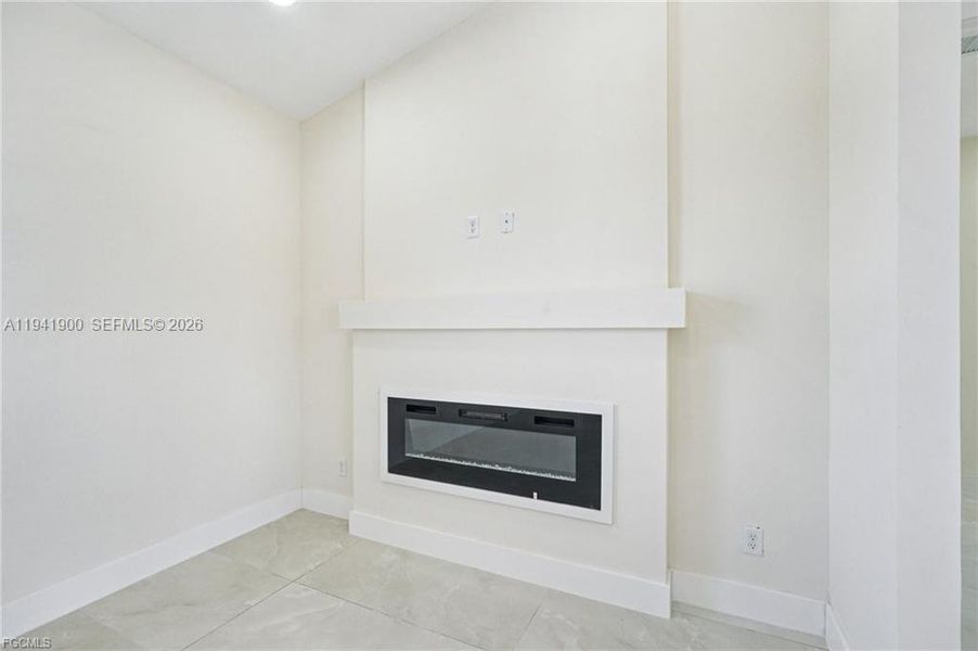 Spacious, unfurnished interior of a new home in , Cape Coral (Image 30).