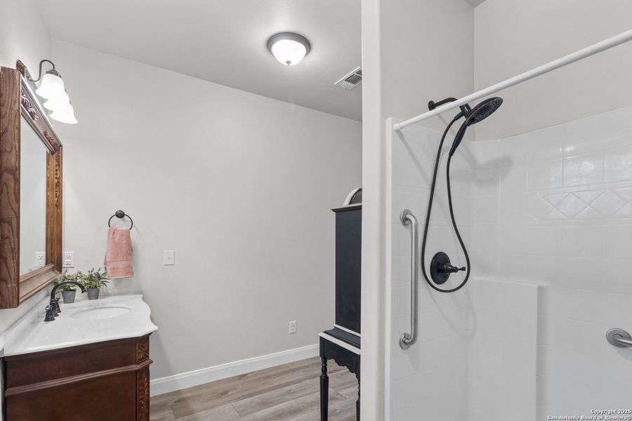 Furnished interior view inside a new home in , Bandera (Image 9).