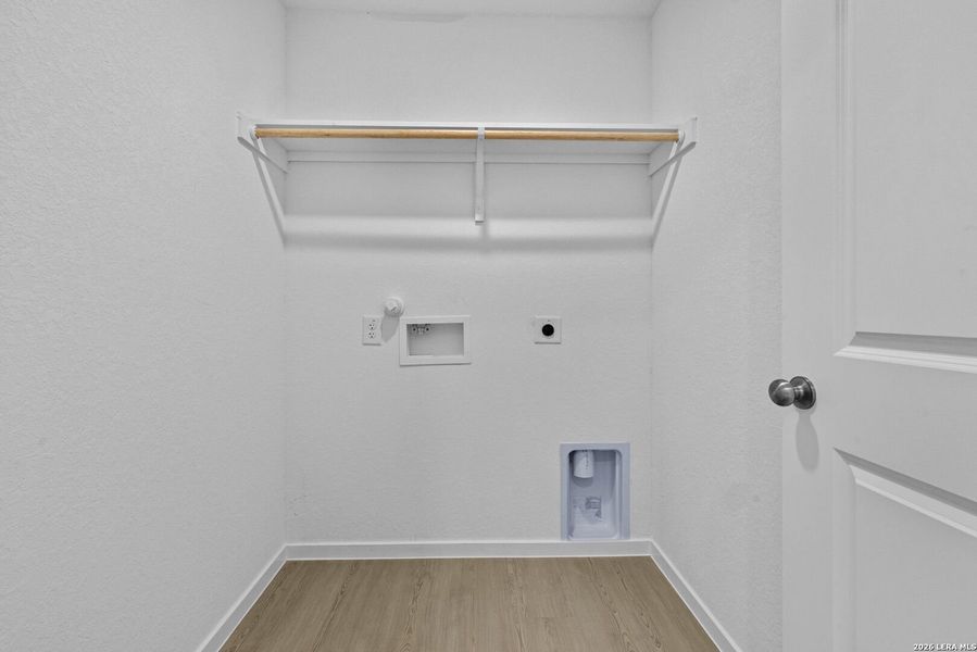 Spacious, unfurnished interior of a new home in Spring Grove, St. Hedwig (Image 14).