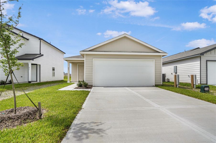 Front exterior of a new home in Santa Fe, Cleveland, TX, highlighting curb appeal (Image 1). Front exterior of a new home in Santa Fe, Cleveland, TX, highlighting curb appeal (Image 1).