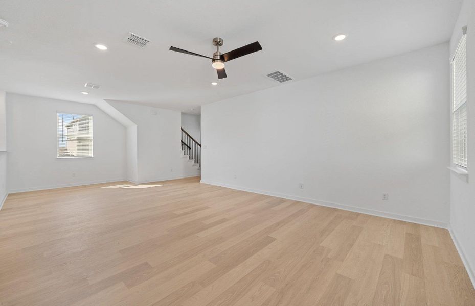 Spacious, unfurnished interior of a new home in Sunfield, Buda (Image 17).
