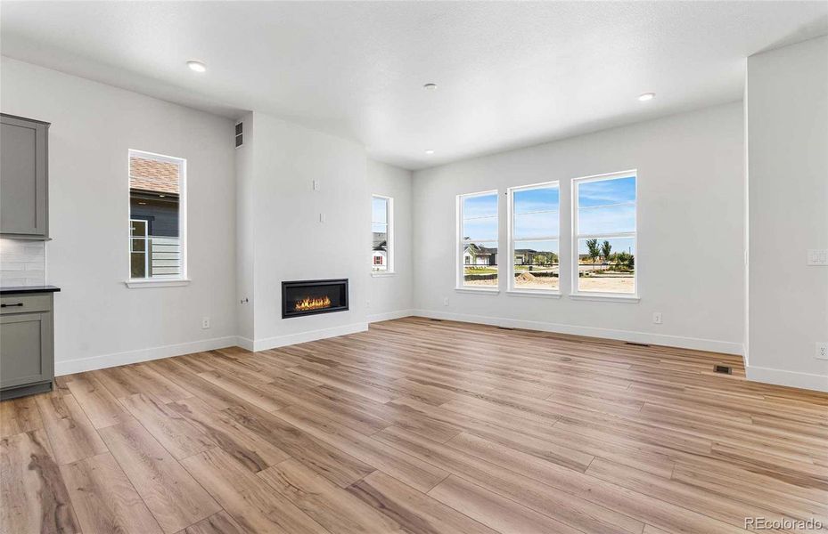 Spacious, unfurnished interior of a new home in Hilltop at Inspiration, Aurora (Image 18).