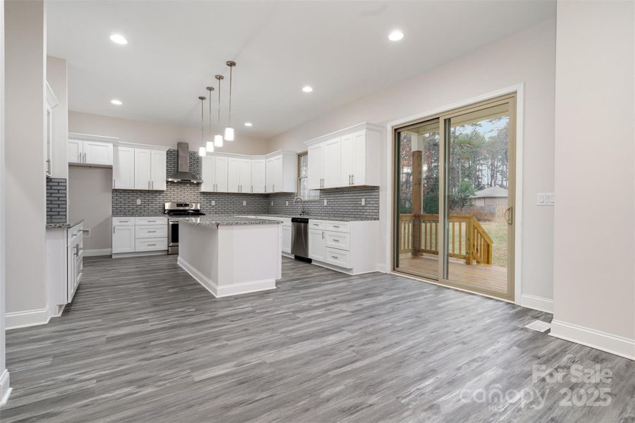 Breakfast Area & Kitchen Breakfast Area & Kitchen