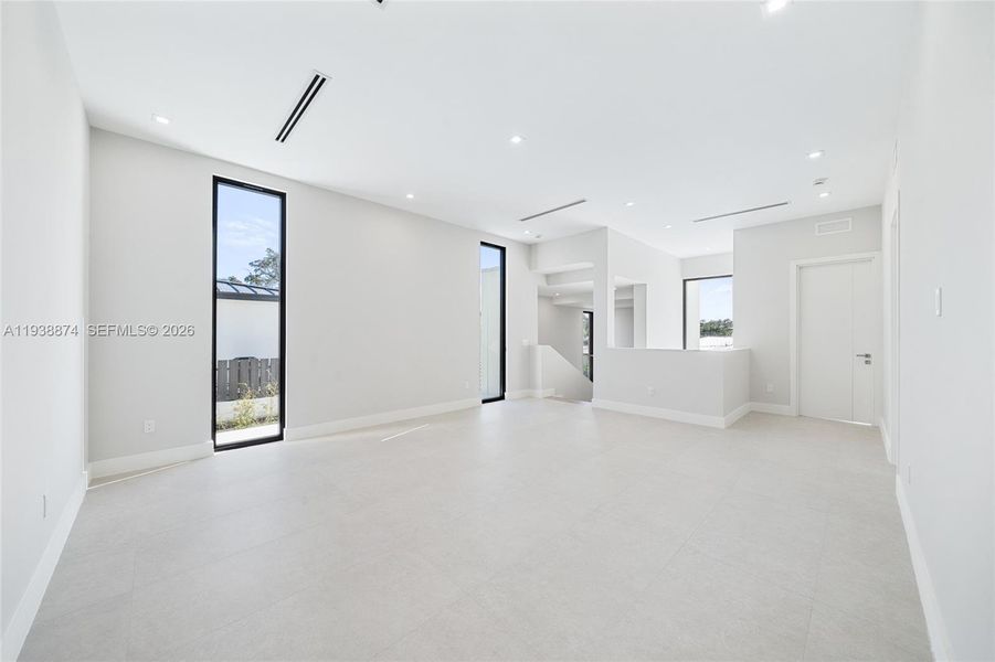 Spacious, unfurnished interior of a new home in , Fort Lauderdale (Image 38).