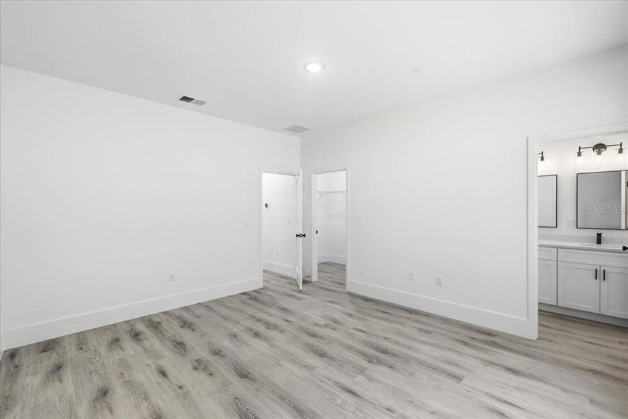 Spacious, unfurnished interior of a new home in , Citrus Springs (Image 14).