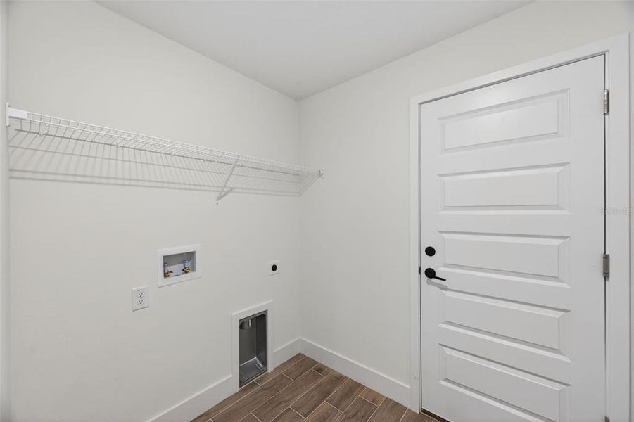 Spacious, unfurnished interior of a new home in Hill Country Estates, Dade City (Image 44).