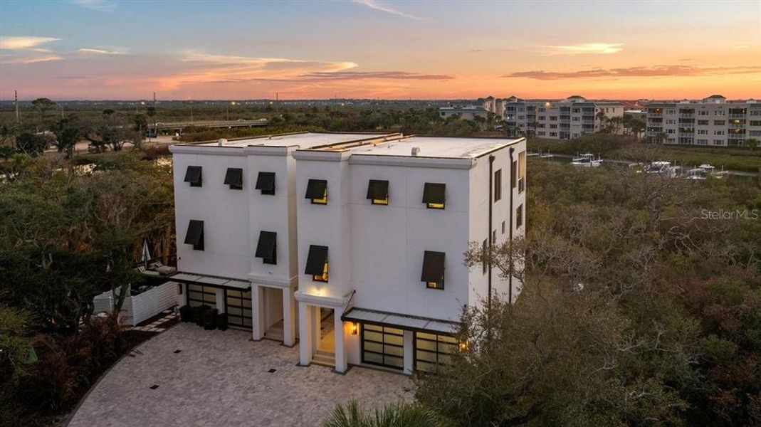 Condo located in New Smyrna Beach, FL showcasing its design and architecture (Image 6).