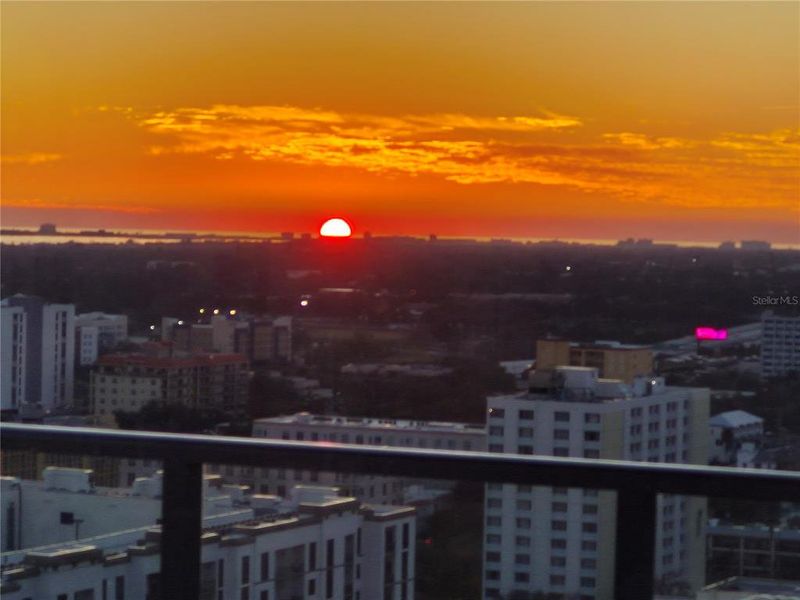 Condo located in St. Petersburg, FL showcasing its design and architecture (Image 9).