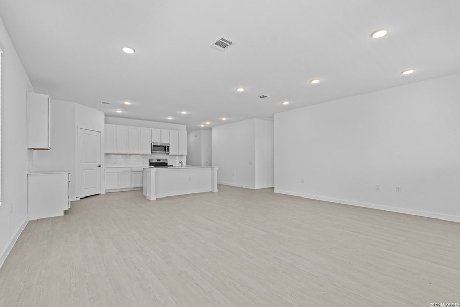 Spacious, unfurnished interior of a new home in Mission del Lago, San Antonio (Image 17). Spacious, unfurnished interior of a new home in Mission del Lago, San Antonio (Image 17).