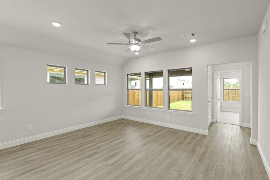 Spacious, unfurnished interior of a new home in Keeneland, Aubrey (Image 17).