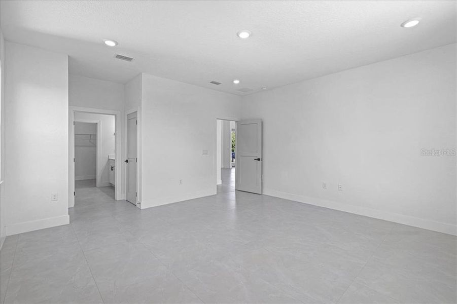 Spacious, unfurnished interior of a new home in , Port Charlotte (Image 35).