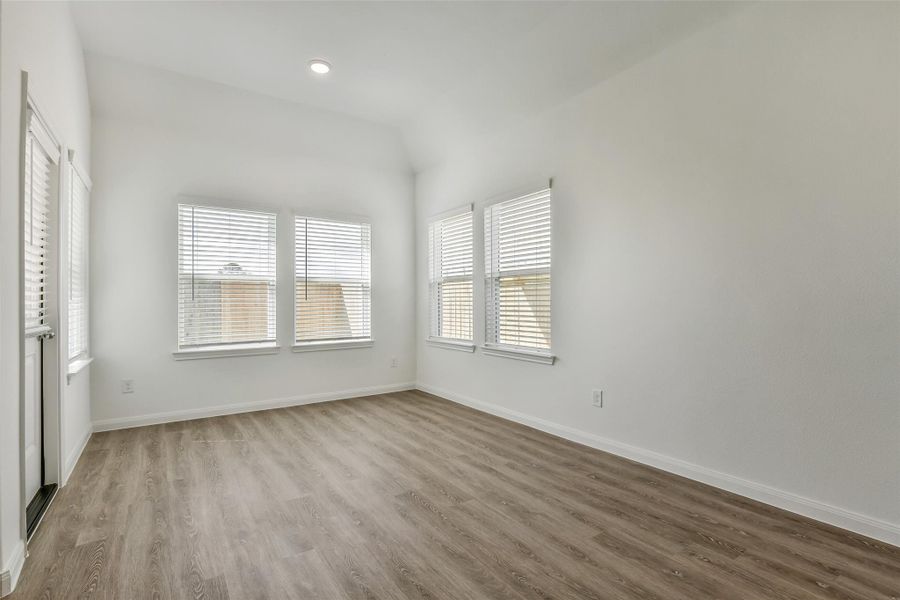 Spacious, unfurnished interior of a new home in King Oaks Village, Baytown (Image 14).