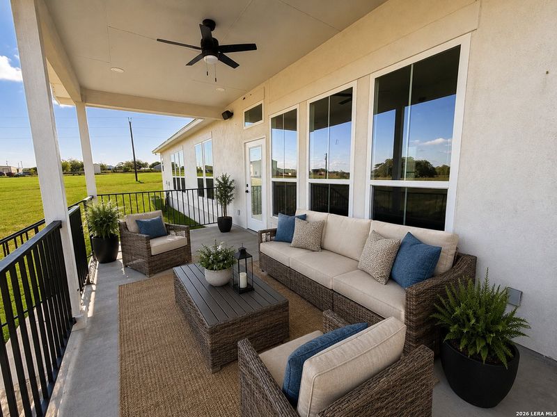 Exterior details and patio area of a home in , La Vernia (Image 3).