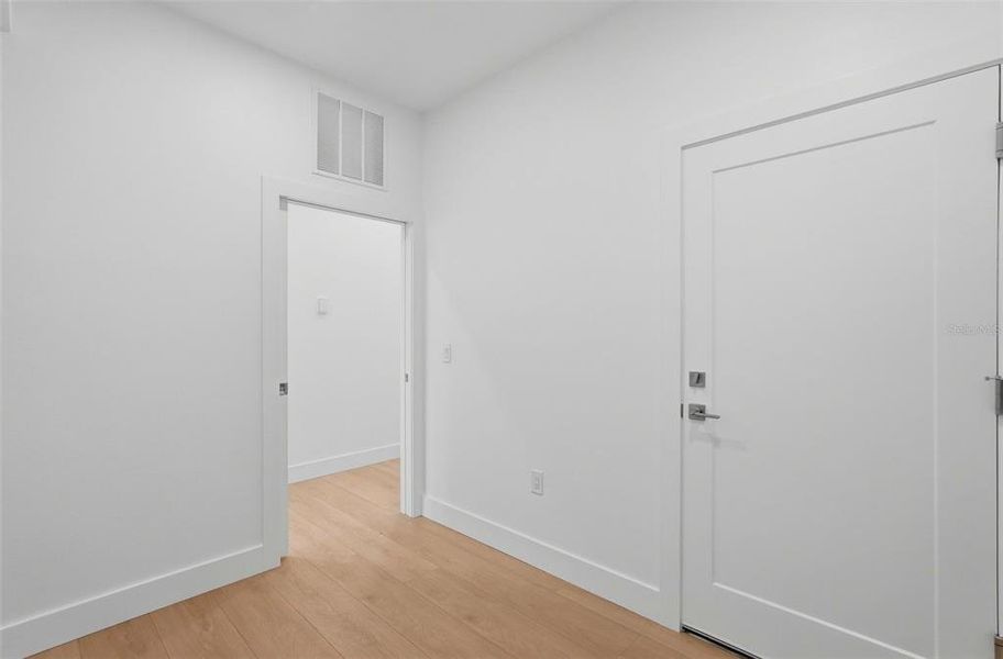 Spacious, unfurnished interior of a new home in , St. Petersburg (Image 24).