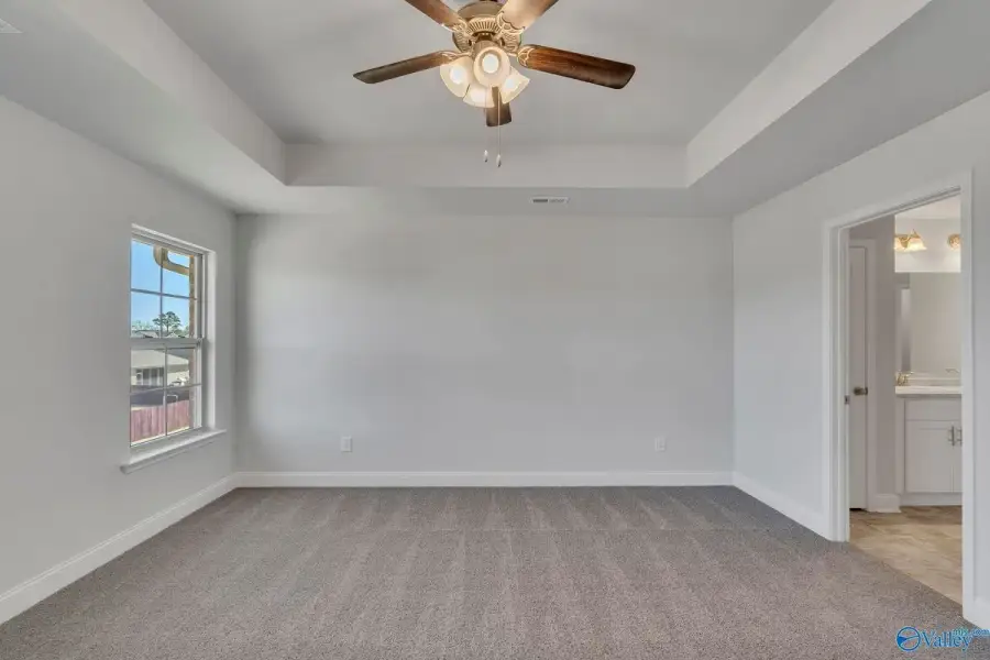 Spacious, unfurnished interior of a new home in Winding Oaks, Weeki Wachee (Image 18).