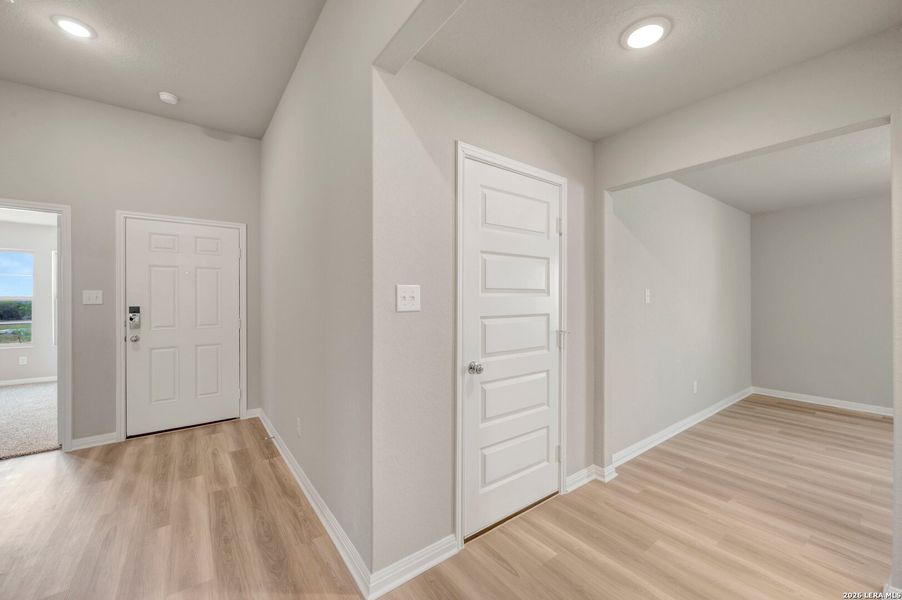 Spacious, unfurnished interior of a new home in Mesquite Ridge, San Antonio (Image 18).