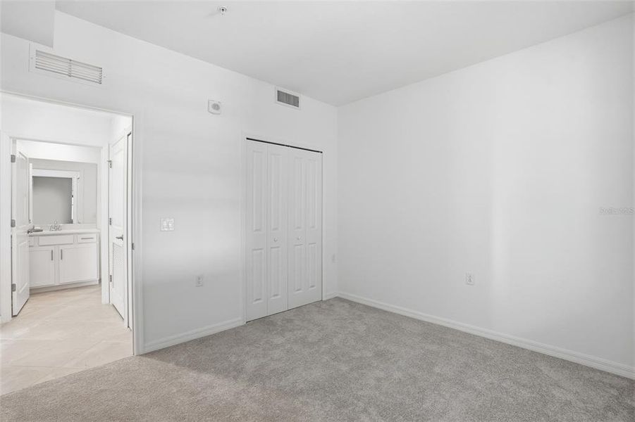 Spacious, unfurnished interior of a new home in Heritage Landing, Punta Gorda (Image 25).