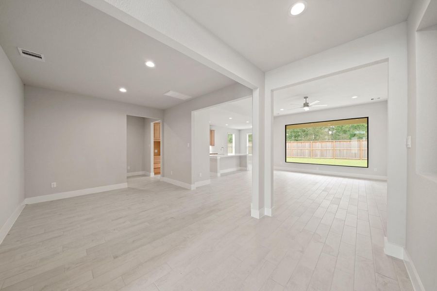 Spacious, unfurnished interior of a new home in Barton Creek Ranch, Conroe (Image 8). Spacious, unfurnished interior of a new home in Barton Creek Ranch, Conroe (Image 8).