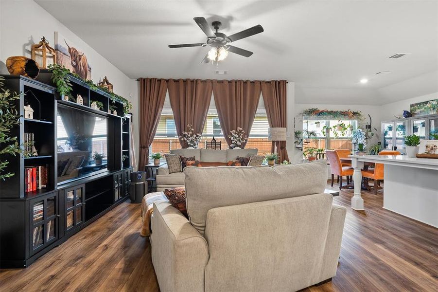 Furnished interior view inside a new home in Trail Creek, Cleburne (Image 13).
