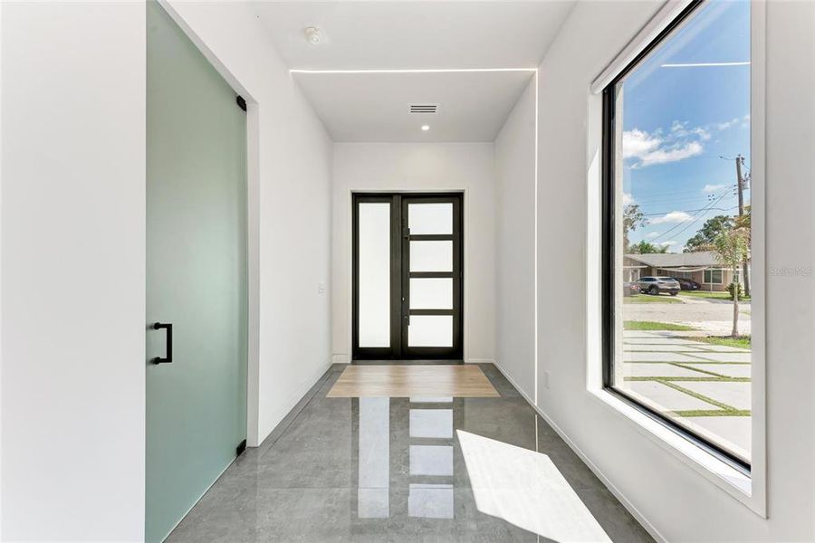 Spacious, unfurnished interior of a new home in , Sarasota (Image 18).