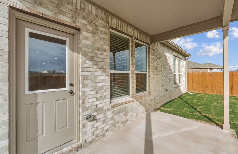 Exterior details and patio area of a home in Lagos, Manor (Image 24).
