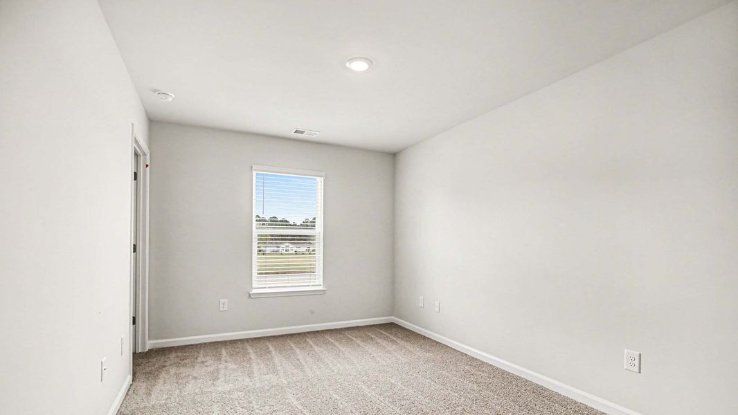 Spacious, unfurnished interior of a new home in Summerville, Darlington (Image 8).