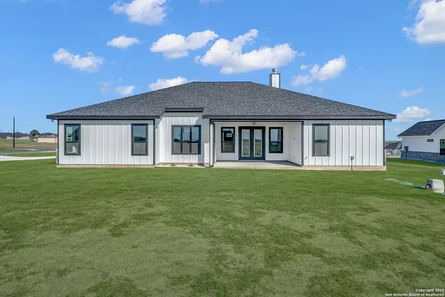 Exterior details and patio area of a home in , La Vernia (Image 3).