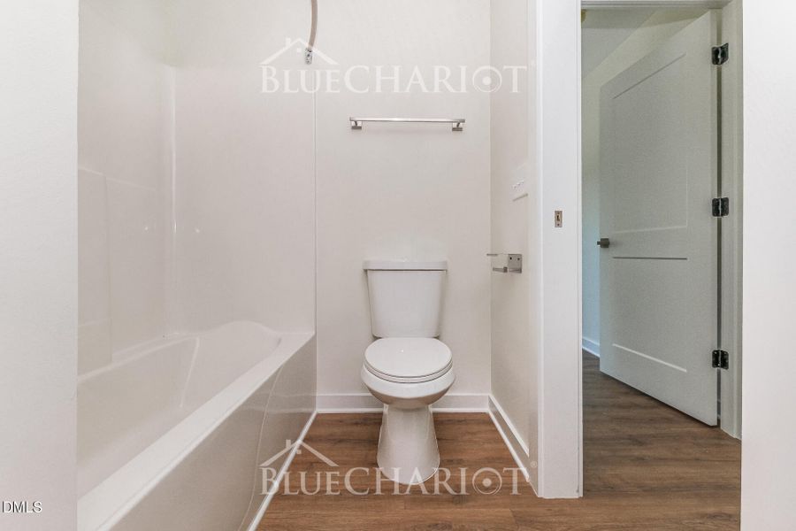 11-photo-Main-Bathroom-6ea4fb41-1341-4a3