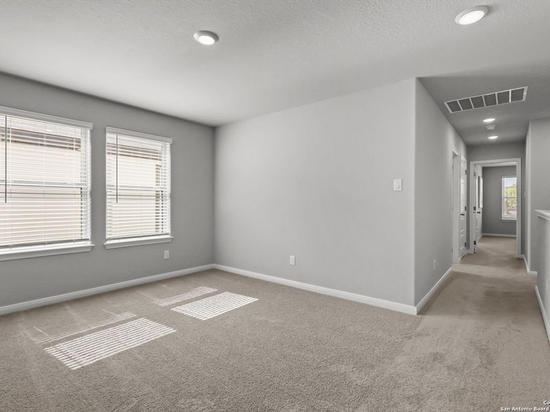 Spacious, unfurnished interior of a new home in Cedar Heights, San Antonio (Image 18).