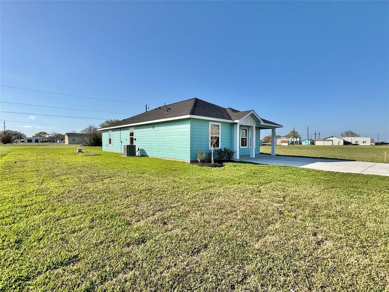 Exterior details and patio area of a home in , Palacios (Image 19).